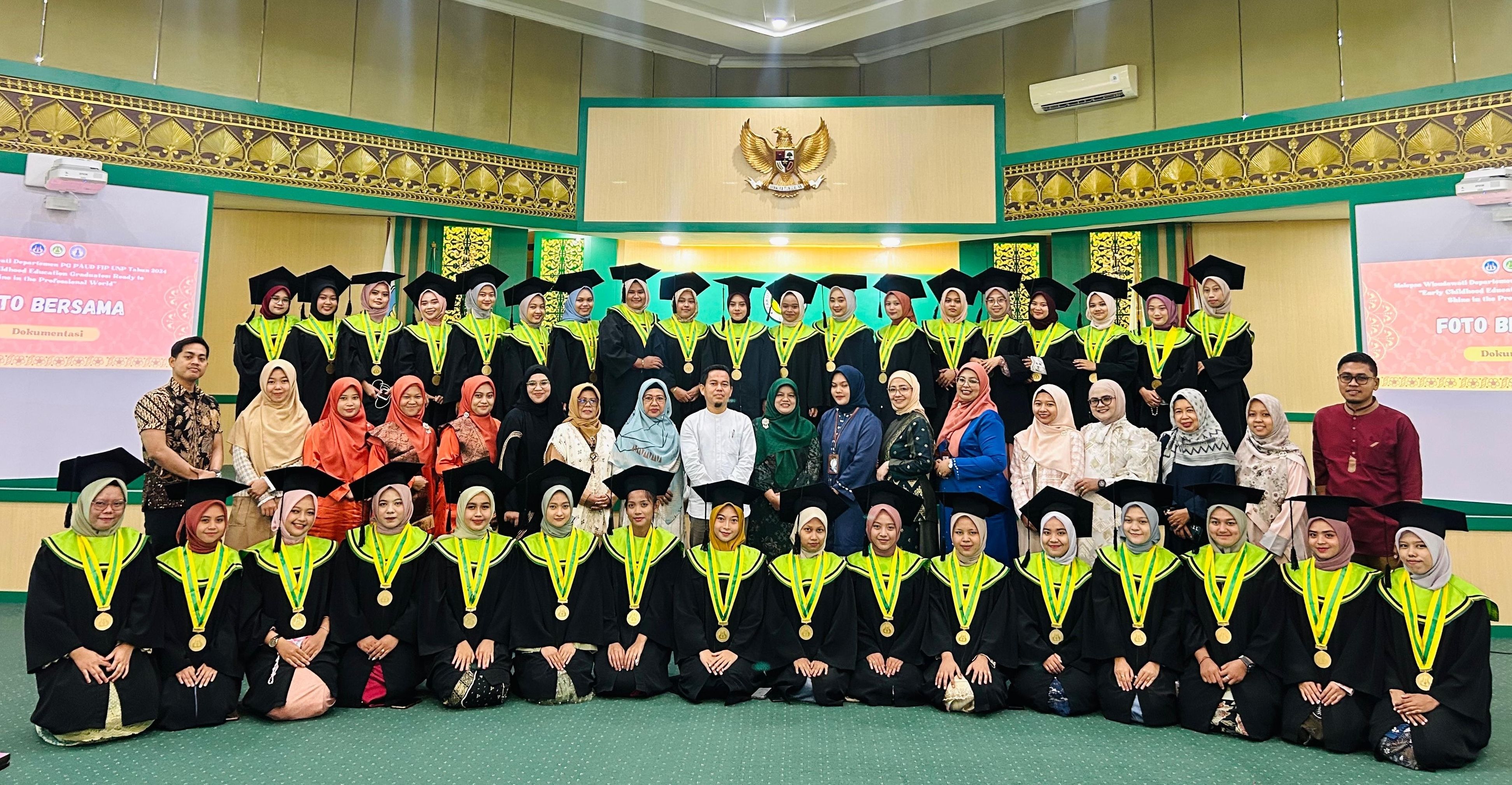 Pelepasan Wisudawati PGPAUD FIP UNP pada Wisuda UNP Periode 136